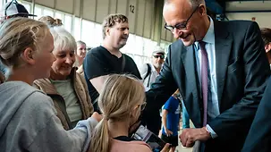 Kanzler mit Besuchern in Rostock-Laage