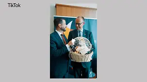 Kanzler Merz erhält vom montenegrinischen Präsidenten Jakov Milatovic einen Präsentkorb.