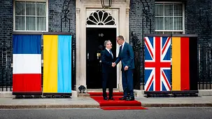 Bundeskanzler Friedrich Merz gibt vor Downing Street Nr. 10 Keir Starmer, Großbritanniens Premierminister, die Hand