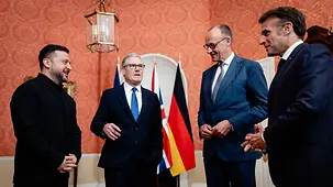 Bundeskanzler Friedrich Merz gibt vor Downing Street Nr. 10 Keir Starmer, Großbritanniens Premierminister, die Hand