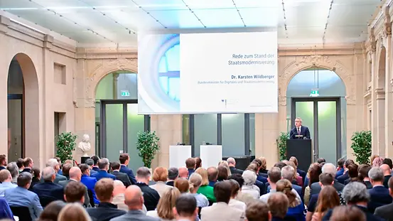 Bundesdigitalminister Wildberger vorm Publikum