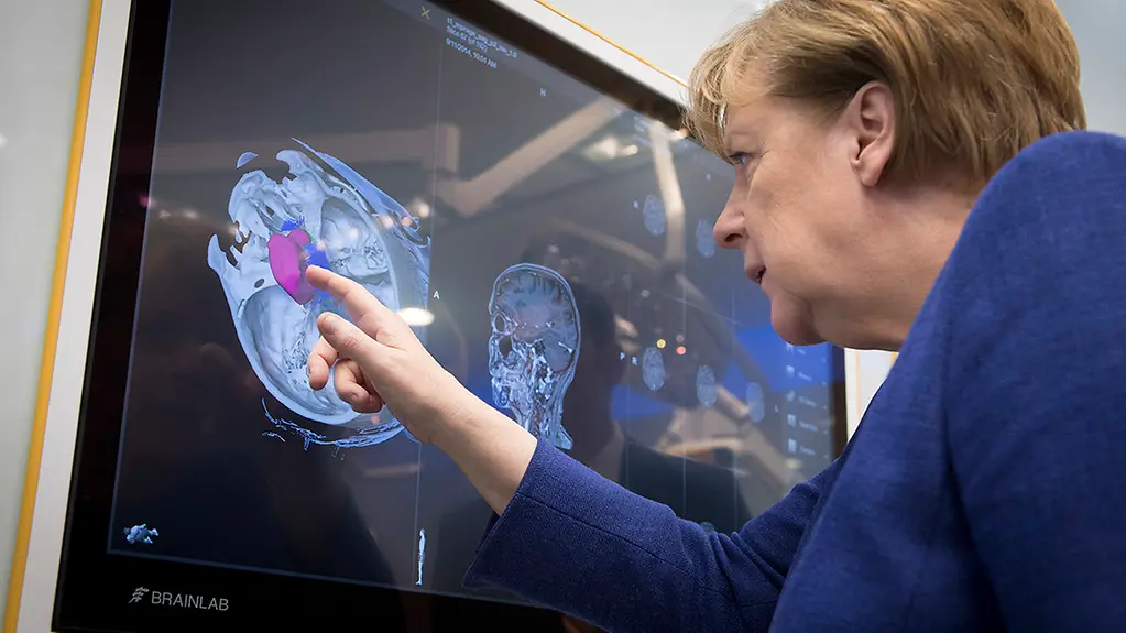 Bundeskanzlerin Angela Merkel informiert sich beim Besuch der Firmenzentrale der Brainlab AG über die neuesten wissenschaftlichen Forschungen.