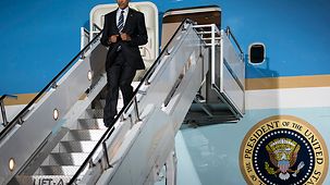 US-Präsident Barack Obama steigt aus der Air Force One.
