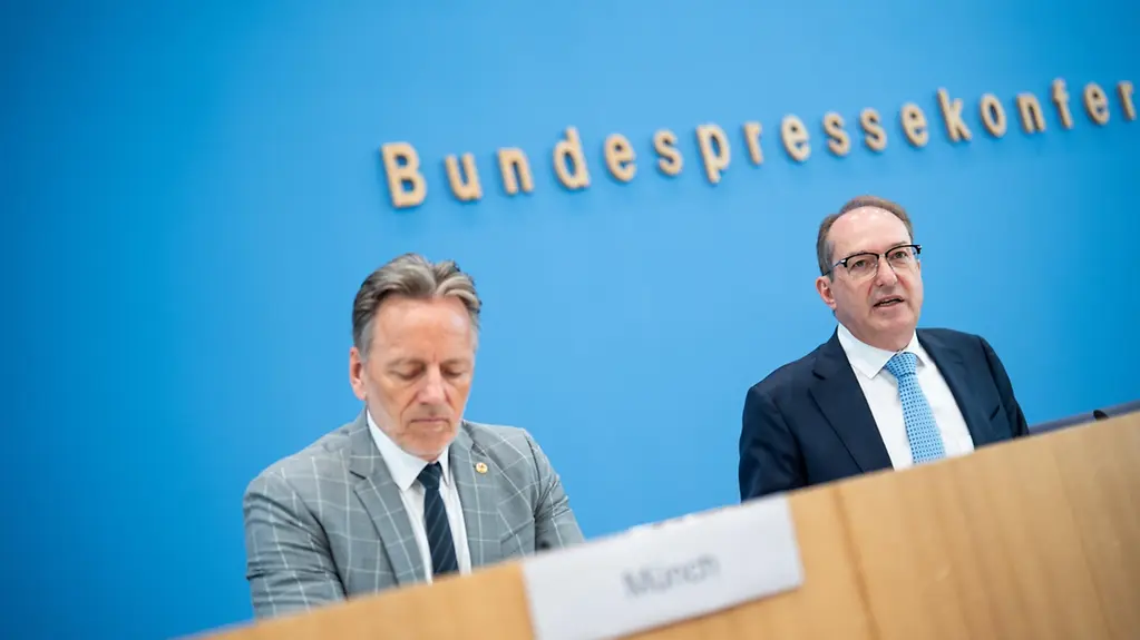 Bundesinnenminister Dobrindt und BKA-Präsident Münch am tisch in der Bundespressekonferenz.