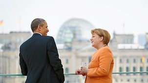 Bundeskanzlerin Angela Merkel und US-Präsident Barack Obama unterhalten sich auf der Terrasse im Bundeskanzleramt.