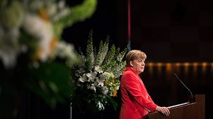 Bundeskanzlerin Angela Merkel hält eine Rede.