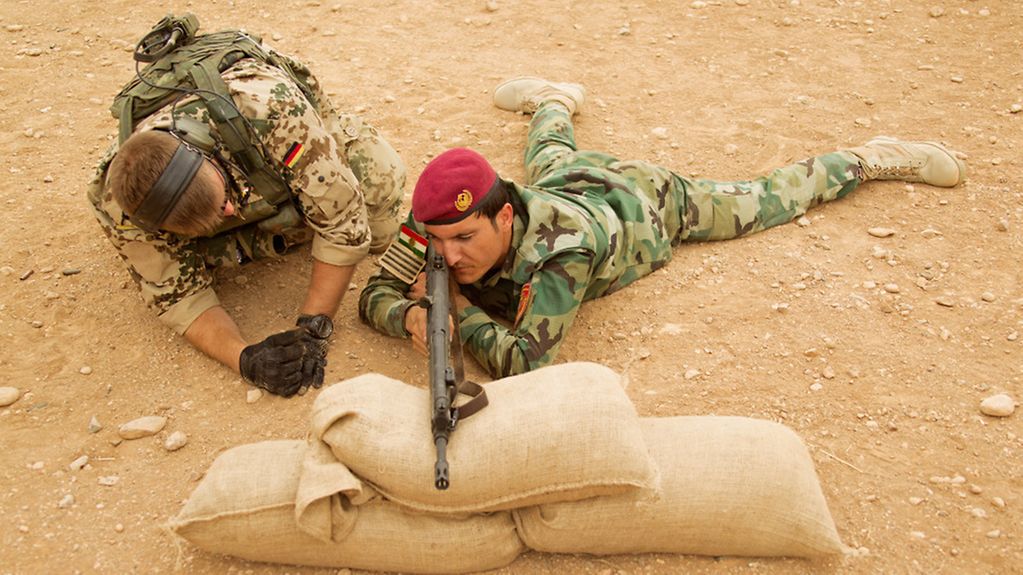 Beginn der Einweisung der kurdischen Peschmerga in die Handhabung des G3-Sturmgewehrs durch Soldaten der Bundeswehr auf einer Schießanlage nahe der nordirakischen Stadt Erbil.
