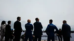 Bundeskanzler Friedrich Merz bei der internationalen Luft- und Raumfahrtmesse am Flughafen BER.