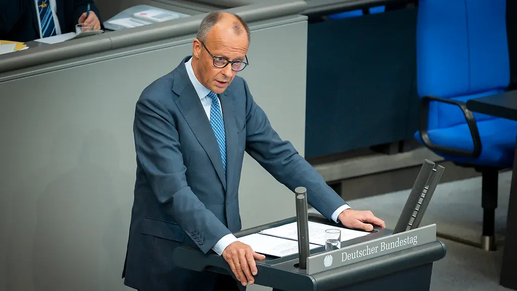 Kanzler am Redepult im Deutschen Bundestag