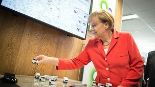 Bundeskanzlerin Angela Merkel während ihres Besuchs im nationalen Forschungszentrum Nicta.