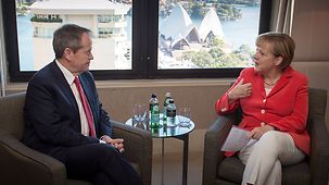 Bundeskanzlerin Angela Merkel und der Vorsitzende der Labor Partei, Bill Shorten, unterhalten sich.