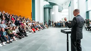 Bundeskanzler Friedrich Merz spricht bei der Verleihung von "Startsocial".