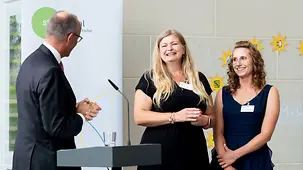 Bundeskanzler Friedrich Merz mit den Sonderpreisträgerinnen.