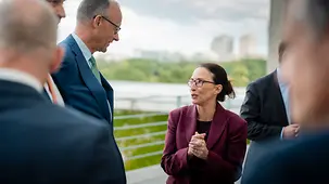Bundeskanzler Friedrich Merz mit Yasmin Fahimi, Vorsitzende des DGB.