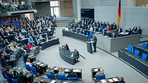 Bundeskanzler Friedrich Merz spricht am Pult im Bundestag.