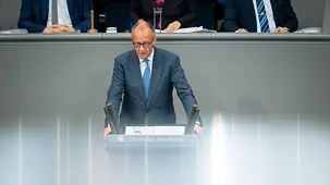 Bundeskanzler Friedrich Merz spricht am Pult im Bundestag.