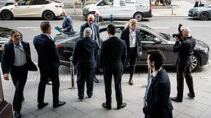 Bundeskanzler Friedrich Merz bei der Ankunft am Adlon.