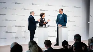 Bundeskanzler Friedrich Merz bei der Ankunft am Adlon.