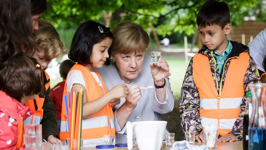 Bundeskanzlerin Angela Merkel besucht einen Kindergarten anlässlich des 10-jährigen Bestehens der Initiative "Haus der kleinen Forscher".