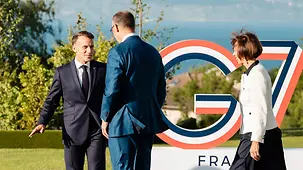 Bundeskanzler Friedrich Merz bei der Begrüßung zum G7-Gipfeltreffen durch Emmanuel Macron, Präsident von Frankreich.