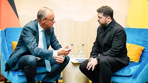 Bundeskanzler Friedrich Merz im Gespräch mit Wolodymyr Selenskyj, Präsident der Ukraine.