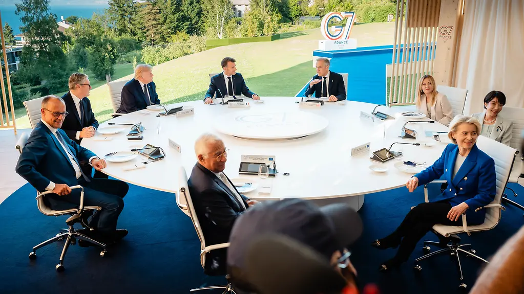 G7 heads of state and government with the President of the European Commission 