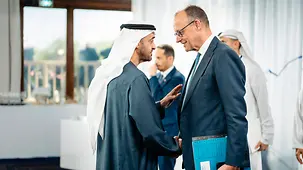 Bundeskanzler Friedrich Merz beim G7-Gipfeltreffen mit Scheich Mohammed bin Zayed Al Nahyan.