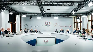 Die Staats- und Regierungschefs der G7 plus weitere Vertreterinnen und Vertreter von europäischen Organisationen sitzen an einem Tisch.