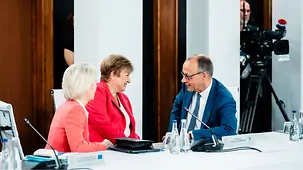 Bundeskanzler Friedrich Merz im Gespräch beim G7-Gipfel.