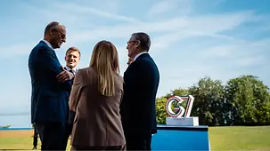 Bundeskanzler Friedrich Merz im Gespräch beim G7-Gipfel.