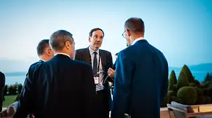 Levin Holle, Sherpa für die G7, im Gespräch mit dem Bundeskanzler Merz am Rande eines G7-Gipfels in Frankreich.