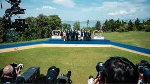 Familienfoto der G7 mit allen Staats- und Regierungschefs und den Gästen des Treffens.
