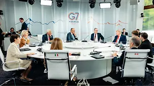 Die Staats- und Regierungschefs der 7 größten Industrienationen tauschen sich an einem Tisch aus.
