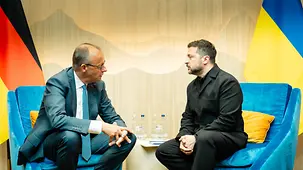 Bundeskanzler Friedrich Merz und Wolodymyr Selenskyj im Zweiergespräch.