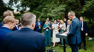 Bundeskanzler Friedrich Merz spricht zu Medienvertreterinnen und Medienvertretern.