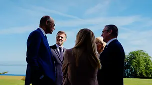 Bundeskanzler Merz im Gespräch mit weiteren Regierungschefs und -chefinnen.