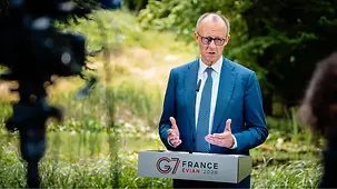Kanzler Merz hinter einem Mikrofonpult beim G7-Gipfel in Évian.