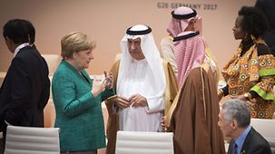 Bundeskanzlerin Angela Merkel im Gespräch mit dem Staatsminister des Königreiches Saudi-Arabien, Ibrahim bin Abdulaziz Al-Assaf, vor Beginn der dritten Arbeitssitzung.