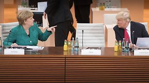 Bundeskanzlerin Angela Merkel im Gespräch mit US-Präsident Donald Trump vor Beginn der dritten Arbeitssitzung.