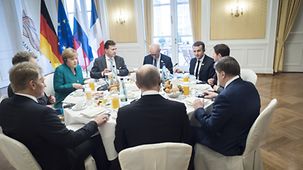 Der zweite Gipfeltag beginnt für Bundeskanzlerin Angela Merkel mit einem trilateralen Frühstück mit Frankreichs Präsident Macron und Russlands Präsident Putin im Hotel Atlantic.