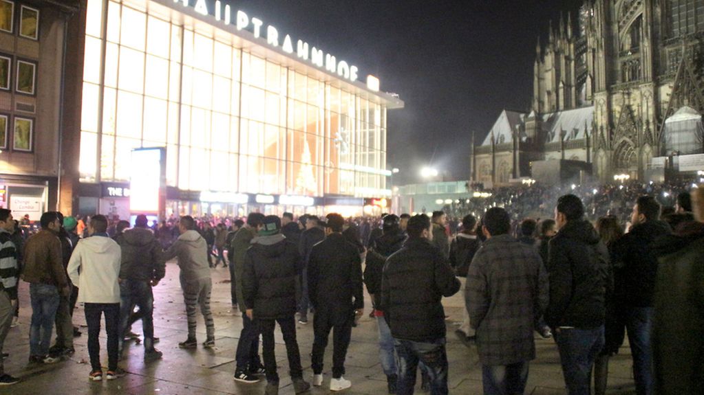 Le 31 décembre 2015, une foule nombreuse est réunie sur le parvis de la gare centrale de Cologne (Rhénanie du Nord-Westphalie)