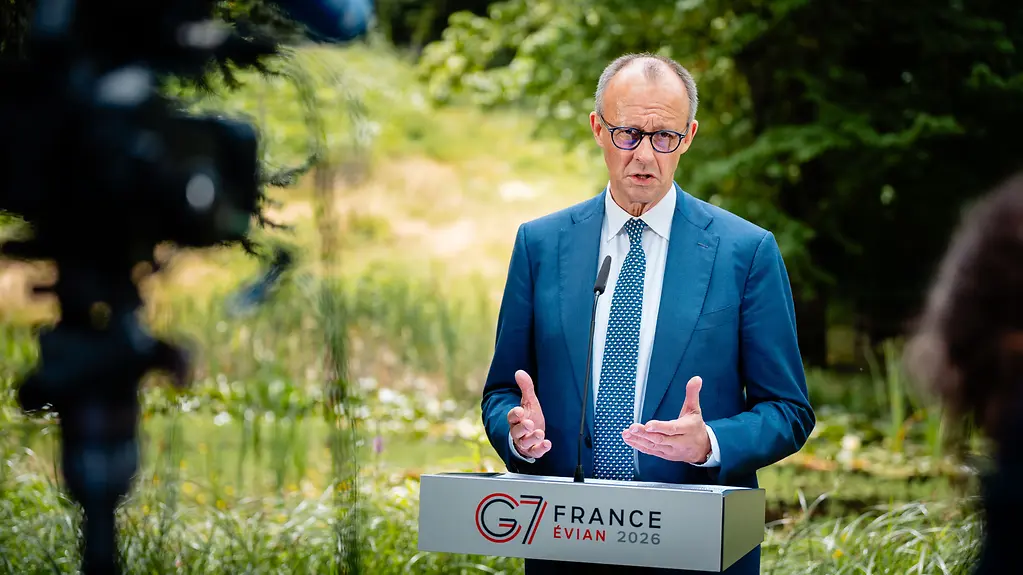 Bundeskanzler Merz hinter einem Mikrofonpult beim G7-Gipfel in Évian.