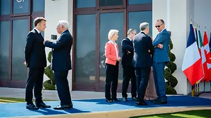 Le chancelier fédéral Friedrich Merz en conversation lors du sommet du G7.