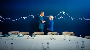 Le chancelier fédéral Friedrich Merz s’entretient avec Ursula von der Leyen, présidente de la Commission européenne, lors du sommet du G7.
