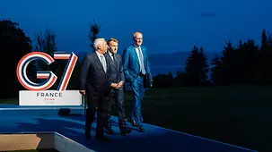 Le chancelier fédéral Friedrich Merz avec Antonio Costa, président du Conseil européen, et Emmanuel Macron, président de la République française.