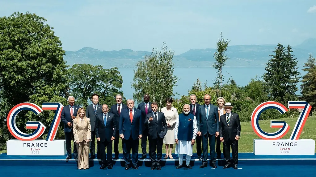 Photo de famille avec les participants au sommet du G7 ainsi que les représentants des pays partenaires et organisations internationales invités.