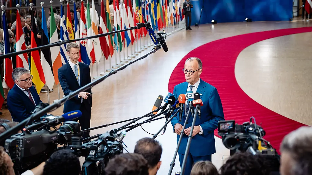 Bundeskanzler Friedrich Merz bei seinem Doorstep vor dem Beginn des Europäischen Rates in Brüssel.