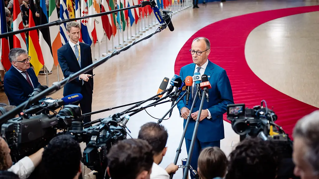 Bundeskanzler Friedrich Merz bei seinem Doorstep vor dem Beginn des Europäischen Rates in Brüssel.