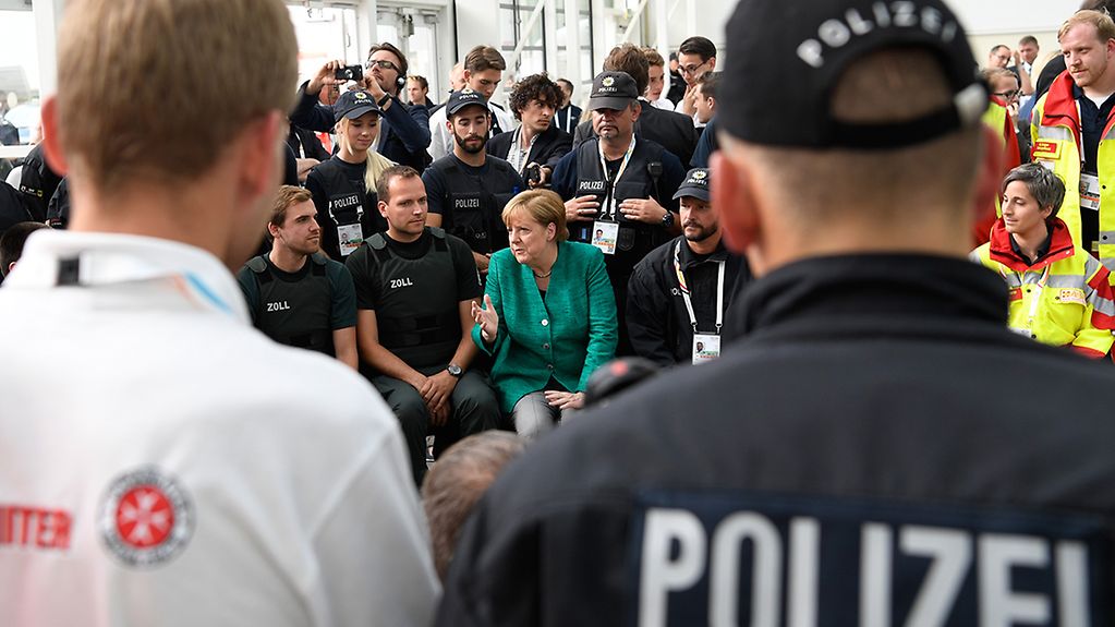 Bundeskanzlerin Angela Merkel dankt Einsatzkräften des G20-Gipfels.
