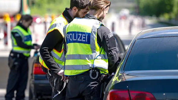 Bundespolizisten kontrollieren ein Auto